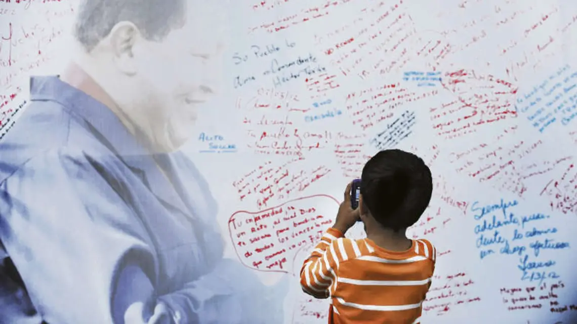 Plakat z wizerunkiem Hugo Cháveza w Caracas; marzec 2012 r. / Fot. Juan Barre To, AFP, East News