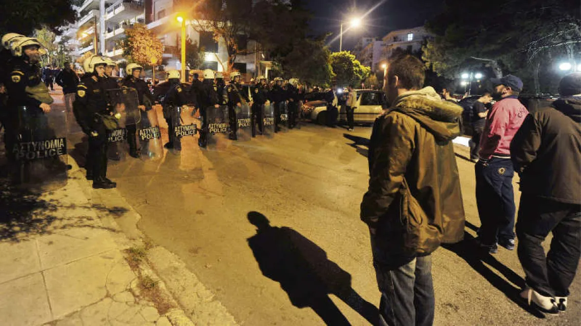 Kordon policji wokół stadionu, na którym przemawia lider partii PASOK Evangelos Venizelos. Ateny, 19 kwietnia 2012 r.  / Fot. Louisa Gouliamaki / AFP / East News