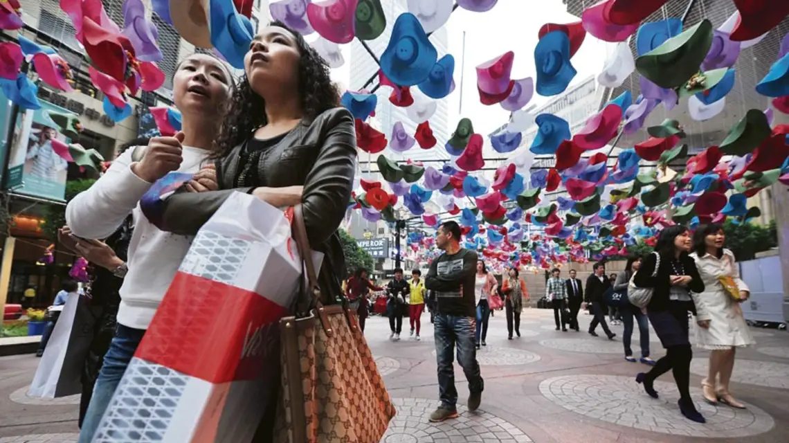 Chinki z kontynentu na zakupach w Hongkongu, 7 marca 2012 r. / fot. Aaron Tam / AFP / East News