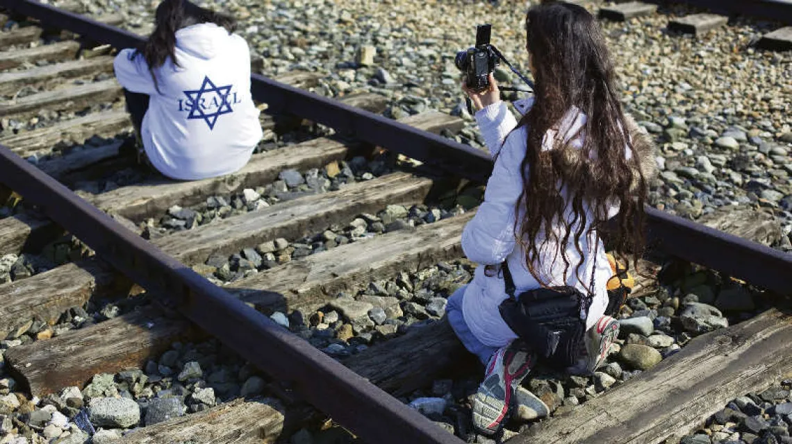 Yom HaShoah - Dzień Pamięci Zagłady. Młodzież izraelska w obozie Auschwitz podczas Marszu Żywych, 2010 r. / fot. Tomasz Wiech