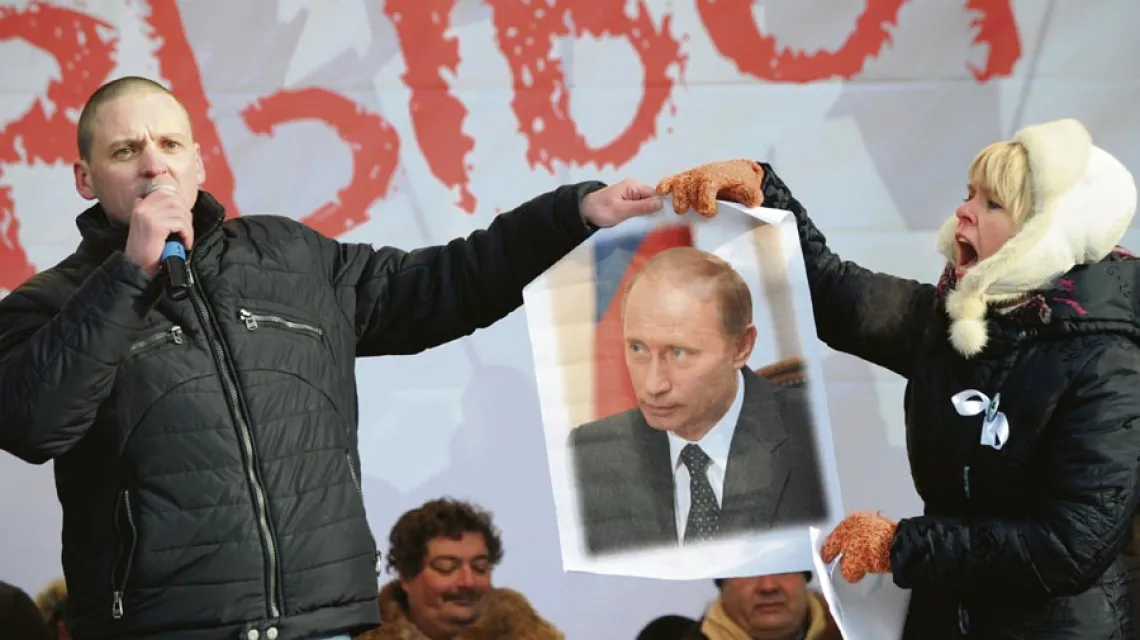 Siergiej Udalcow, lider Lewego Frontu i aktywistka Jewgienija Czirikowa na wiecu opozycji. Moskwa, 4 lutego 2012 r. / fot. Kirill Kudryavtsev / AFP / East News