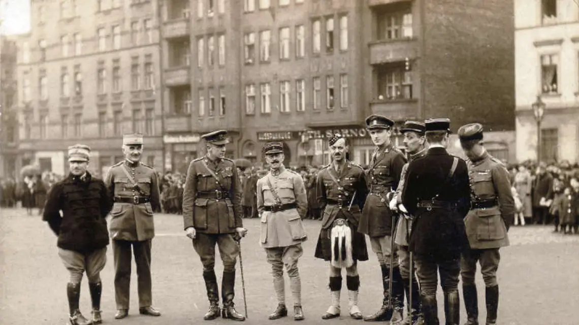 Oficerowie alianccy na placu Moltkego w Bytomiu (dziś plac Sobieskiego), 1921 r. / fot. Muzeum Górnośląskie w Bytomiu