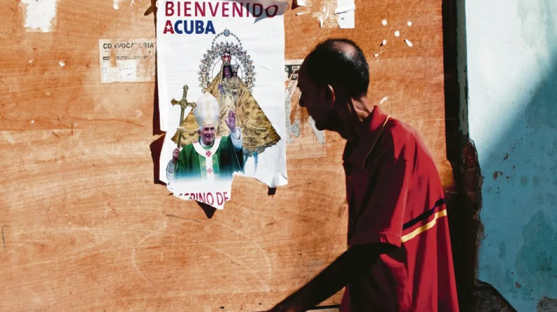 Kubański Kościół walczy o zapewnienie wiernym miejsca w coraz bardziej pluralistycznym społeczeństwie. Na zdjęciu: plakat witający Benedykta XVI, Hawana, 20 marca 2012 r. / fot. AFP / East News