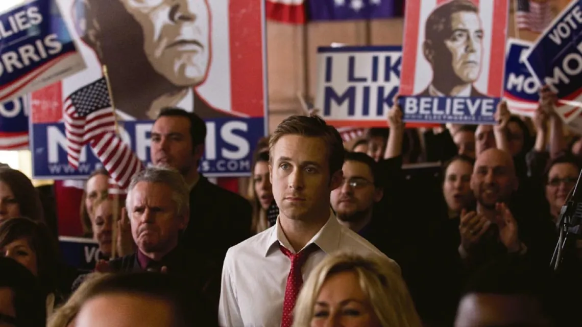 Ryan Gosling jako Stephen – piarowiec kandydującego na stanowisko prezydenta gubernatora Morrisa (w tej roli George Clooney). / fot. Kino Świat