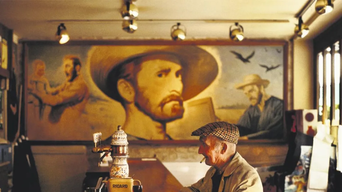 Wnętrze baru sąsiadującego z domem, w którym mieszkał van Gogh. Na ścianie Kirk Douglas w roli malarza w filmie „Pasja życia” z 1956 r. Auvers sur Oise, Prowansja. / fot. Barry Lewis / Corbis
