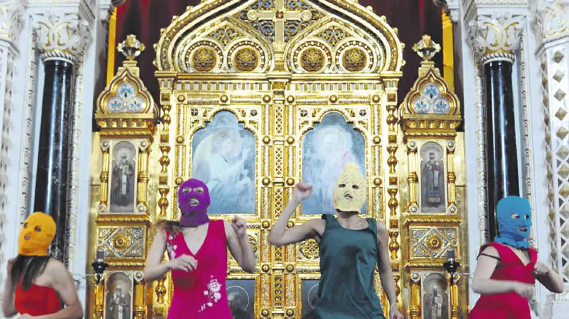 Członkinie zespołu Pussy Riot podczas happeningu w cerkwi Chrystusa Zbawiciela. Moskwa, 21 lutego 2012 r. / Fot. youtube