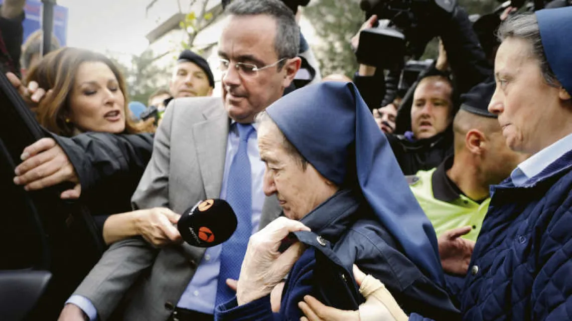 Oskarżona o udział w handlu kradzionymi dziećmi s. Maria Gomez Valbuena opuszcza sąd, gdzie wcześniej odmówiła zeznań. Madryt, 12 kwietnia 2012 r. / Fot. Pedro Armest Re / AFP/ East News