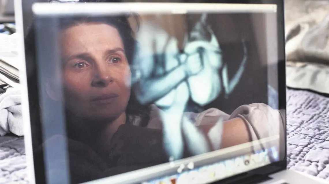 „Grana przez Juliette Binoche, dojrzała dziennikarka oraz prostytuujące się studentki przeglądają się w sobie. One aspirują do mieszczańskiego dobrobytu, ona w ich opowieściach odnajduje rewers własnego poukładanego życia jako matki i żony.” / fot. Kino Świat
