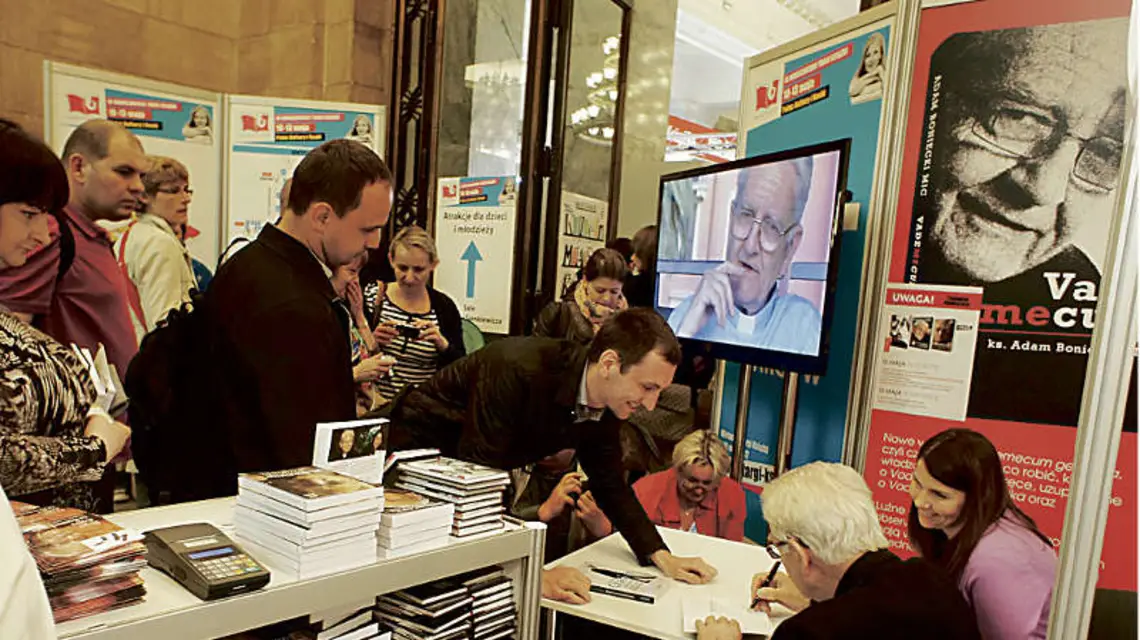 Ks. Adam Boniecki i Katarzyna Kolenda-Zaleska podpisują książkę "Zrozumieć Papieża" na Warszawskich Targach Książki, 12 maja 2012 r. / Fot. Agnieszka Krupa