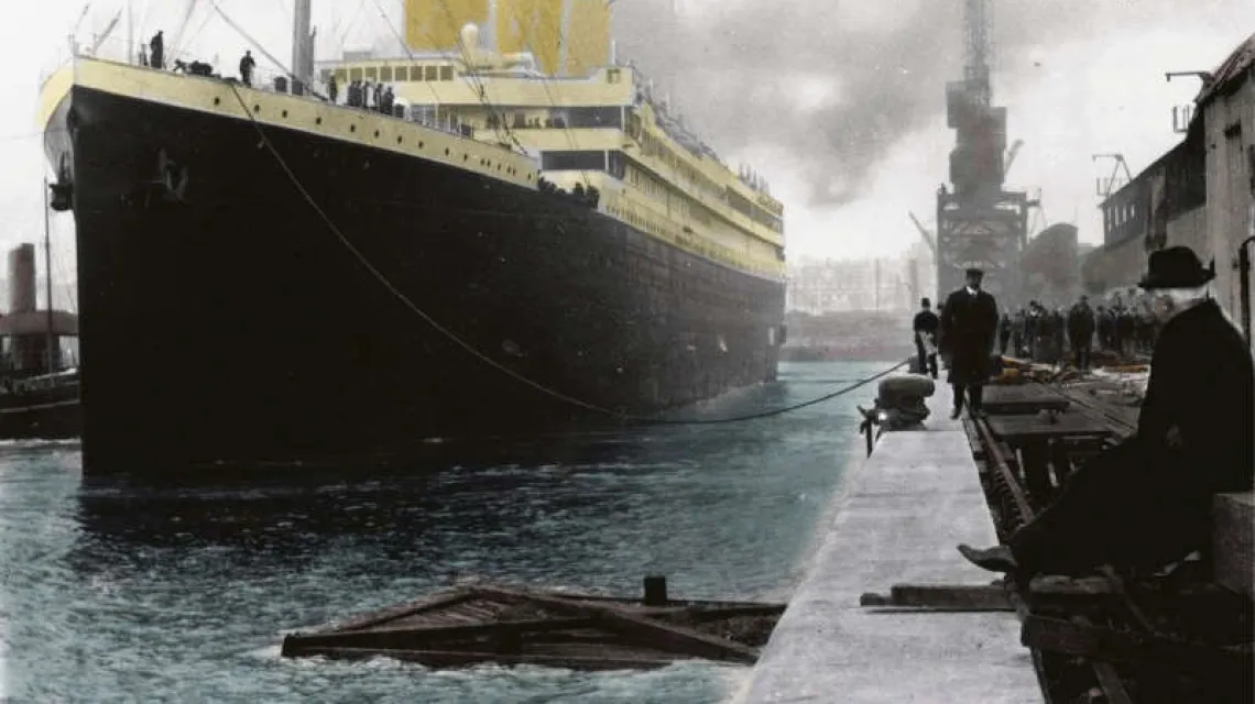 „Titanic” przy nabrzeżu w Southampton, trzy dni przed zatonięciem. Kolorowana fotografia z epoki. / fot. Lefranc David / East News
