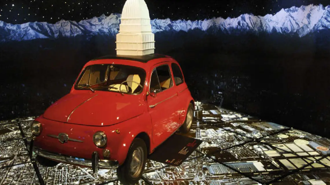 Dwa symbole Turynu: fiat „pięćsetka” z lat 60. i kopuła Mole Antonelliana (167 m). / Fot. Wojciech Styliński