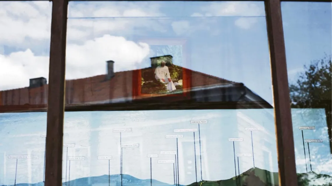 Dzień po beatyfikacji Jana Pawła II: mieszkańcy Wadowic wywiesili portrety papieża w oknach domów i miejsc pracy. Wadowice, 2 maja 2011 r. / fot. Maciej Jeziorek  / Napo Images