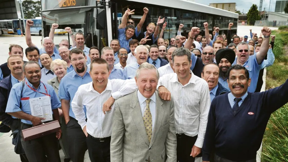„Najlepszy szef świata”, czyli Ken Grenda z pracownikami swojej firmy autobusowej. Melbourne, luty 2012 r. / fot. Newspix / Rex Features / East News