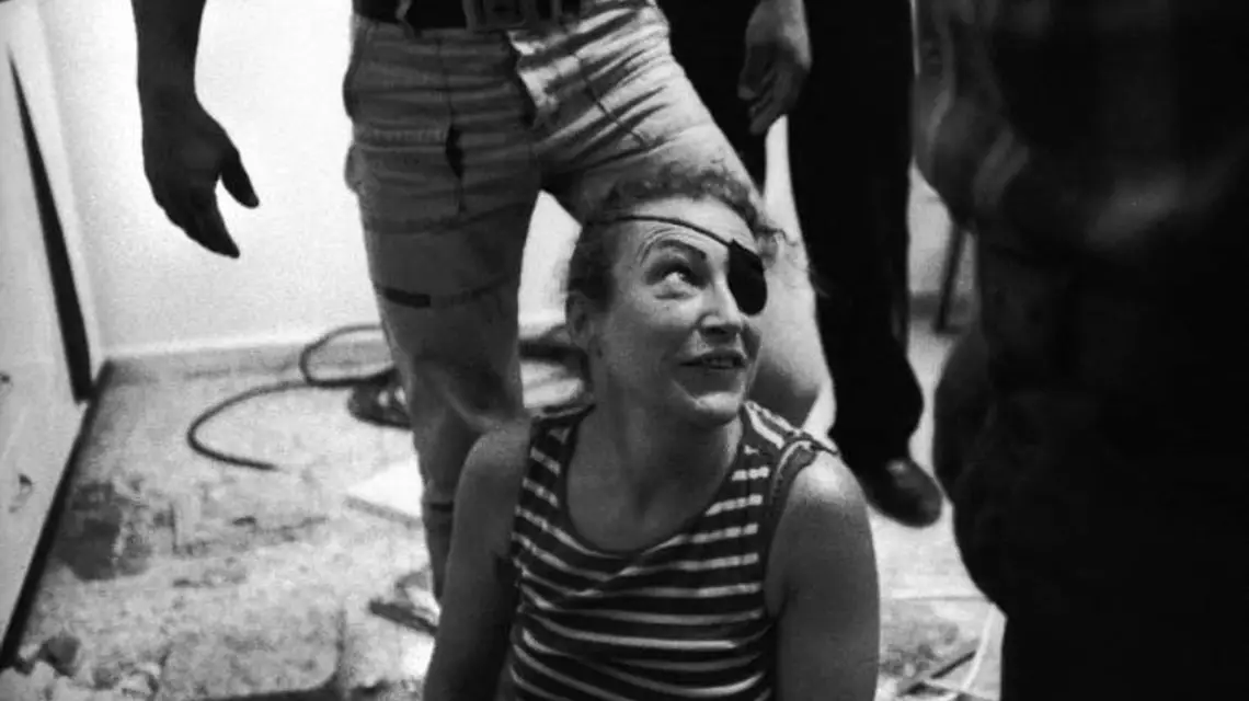 Dziennikarka Marie Colvin wchodzi do jednego z tuneli między Egiptem a Strefą Gazy, styczeń 2005 r. Colvin zginęła 22 lutego 2012 r. z rąk syryjskich wojsk rządowych podczas ostrzału Homs. / fot. Seamus Murphy / VII / Corbis