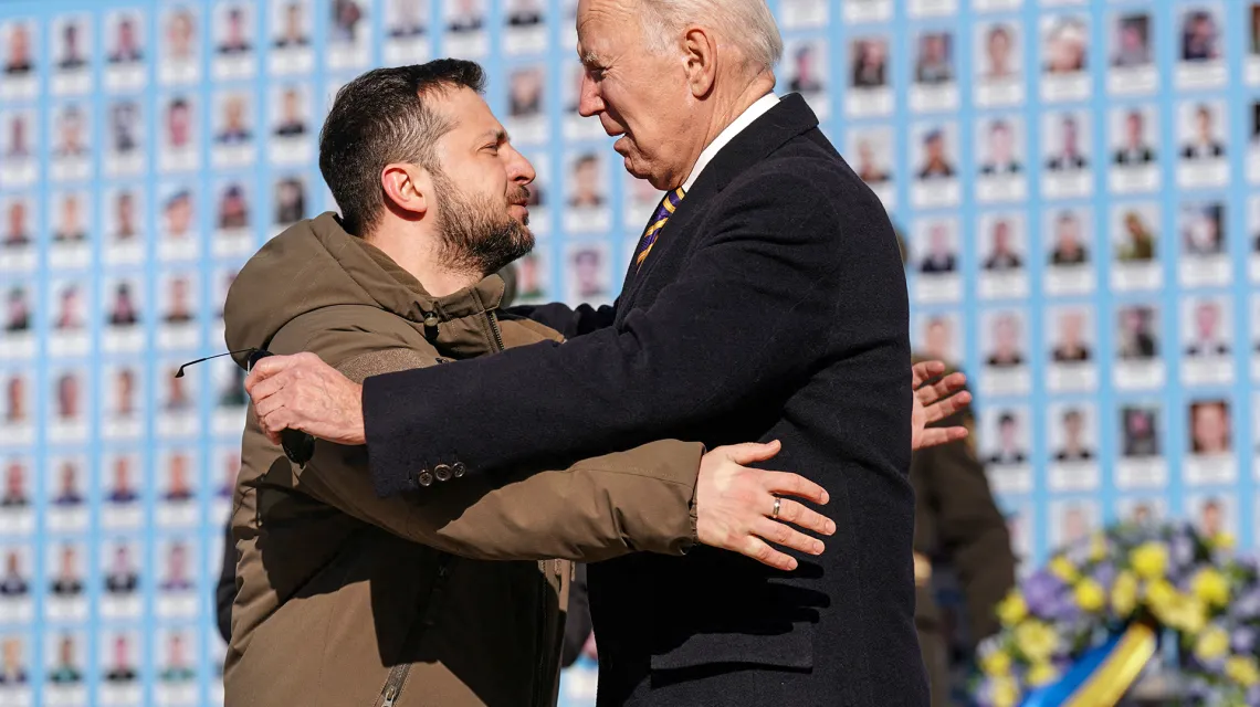 Joe Biden i Wołodymyr Zełenski przed ścianą pamięci w Kijowie, na której umieszczane są zdjęcia poległych ukraińskich żołnierzy. 20 lutego 2023 r.  DIMITAR DILKOFF / AFP / EAST NEWS / 