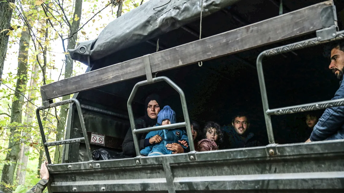 Imigranci z Iraku w wojskowej ciężarówce na granicy polsko-białoruskiej. Hajnówka, 14 października 2021 r. / KACPER PEMPEL / REUTERS / FORUM / 