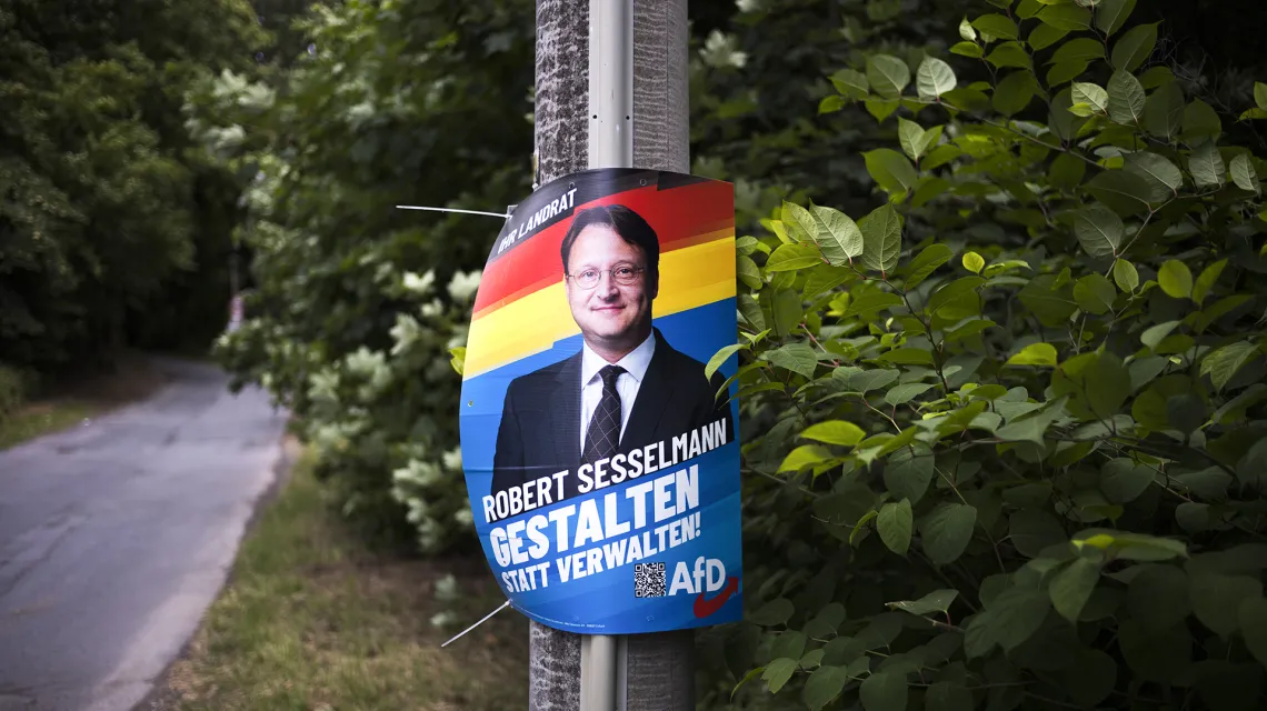 Plakat kampanii wyborczej skrajnie prawicowego kandydata AfD Roberta Sesselmanna na obrzeżach małego miasta Sonneberg w Turyngii. Niemcy, 5 lipca 2023 r. / FOT. Markus Schreiber / AP / East News / 