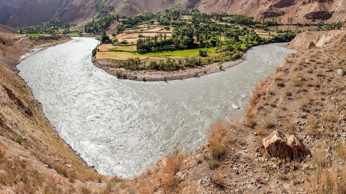 Górna część rzeki Amu-daria na granicy Tadżykistanu i Afganistanu / FOT. Daniel Prudek / Alamy / B&EW / 