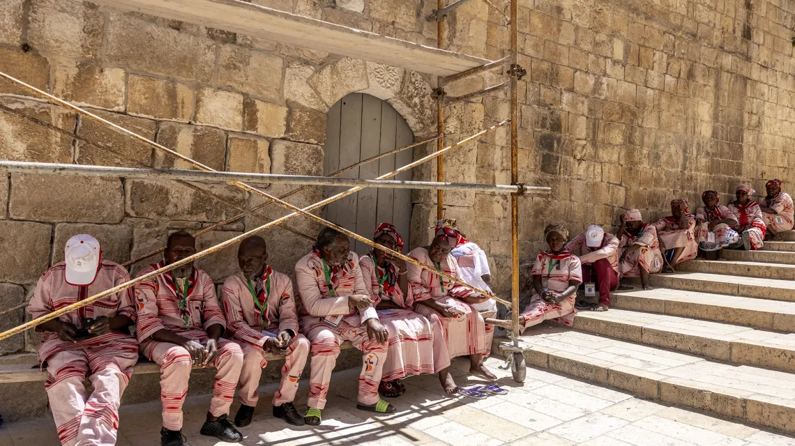 Chrześcijańscy pielgrzymi przed Bazyliką Narodzenia Pańskiego. Jerozolima, 27 czerwca 2023 r. / MENAHEM KAHANA / AFP/ East News / 