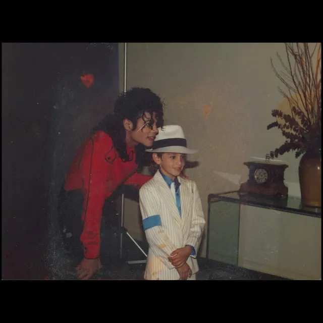 Michael Jackson z kilkuletnim Wade'em Robsonem, zdjęcie pochodzi z filmu „Leaving Neverland” / fot. HBO / materiały prasowe