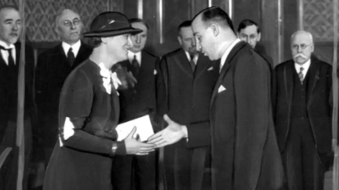 Wręczenie Kazimierze Iłłakowiczównie Państwowej Nagrody Literackiej za rok 1934 przez ministra wyznań religijnych i oświecenia publicznego / Wikimiedia / Domena publiczna / 