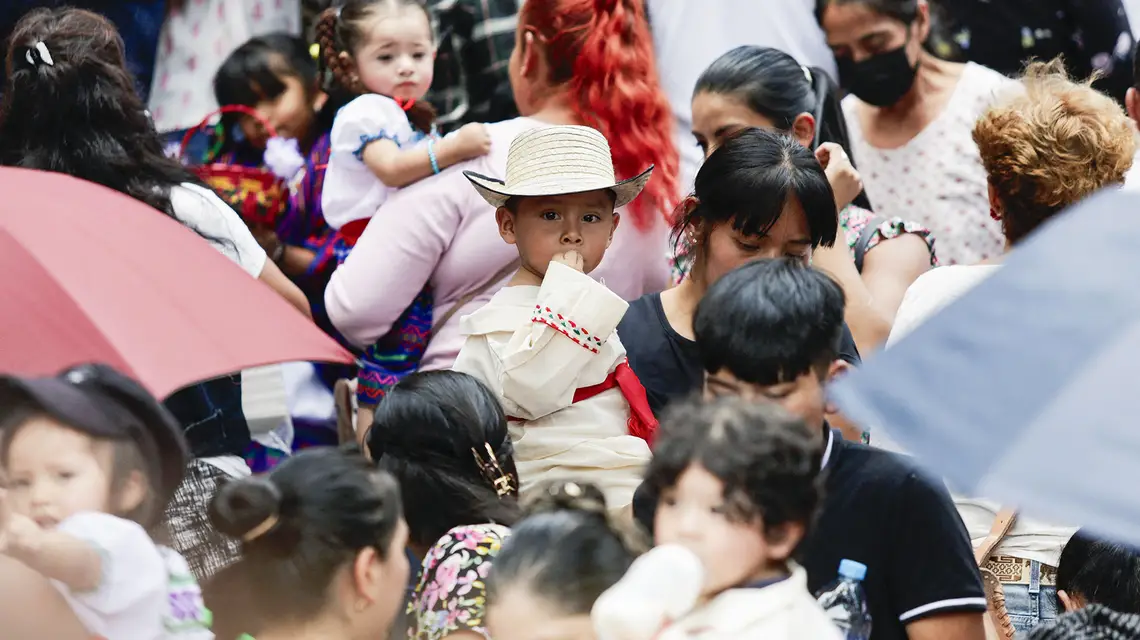 Tradycja ubierania dziewcząt i chłopców w rdzenne stroje w celu upamiętnienia Juana Diego, który jest uważany za archetyp i symbol rdzennych chrześcijan Meksyku. Święto Bożego Ciała, Miasto Meksyk.