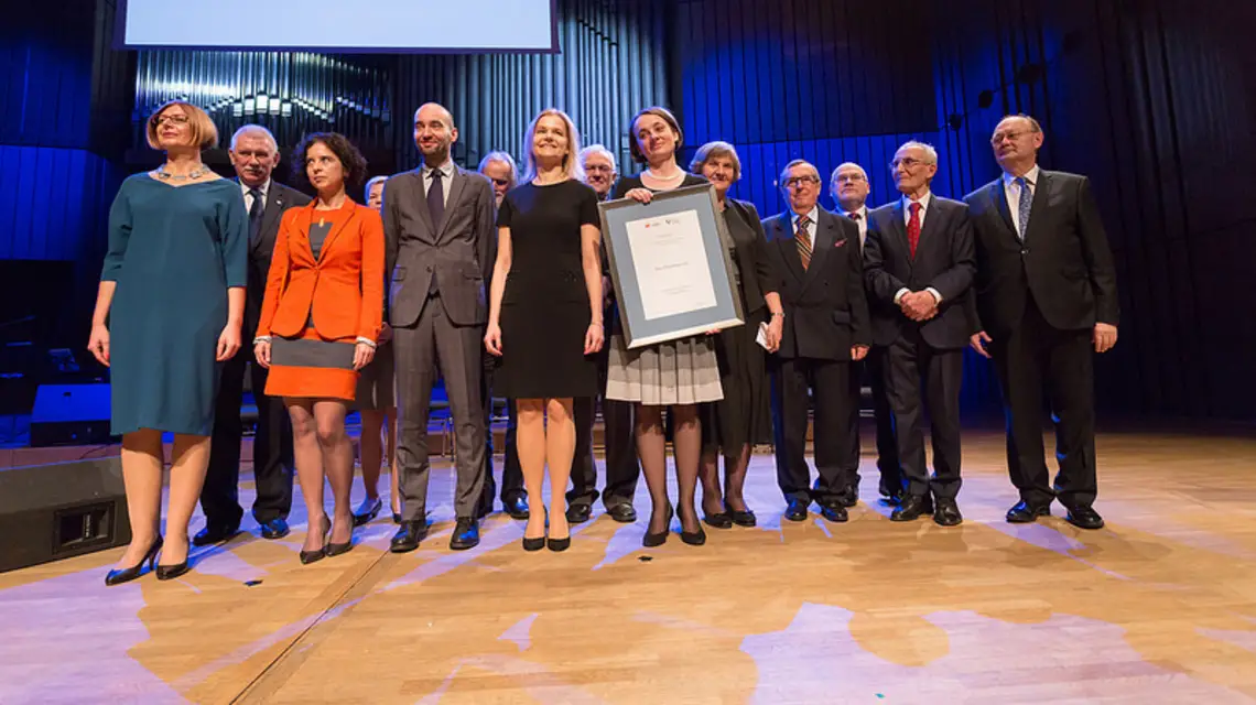 Na zdjęciu stoją od lewej w pierwszym rzędzie nominowani do Nagrody: dr M. Domagalska, dr hab. K. Mikulska, dr W. Klimczyk, dr K. Gadowska i laureatka dr E. Kołodziejczyk. Drugi od prawej stoi prof. Jan Strelau, laureat I edycji Nagrody im. prof. Kotarbiń / 