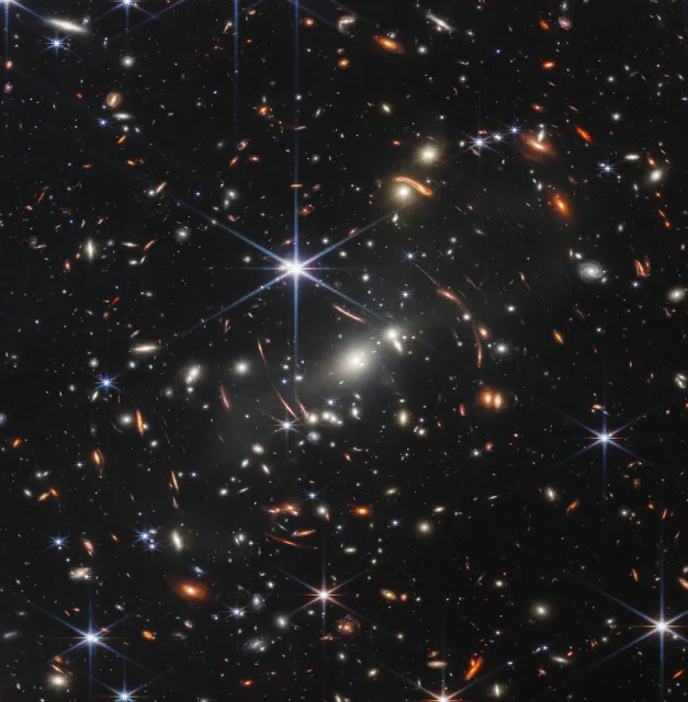 Gromada galaktyk SMACS 0723 na pierwszym, historyczny zdjęciu z teleskopu Webba, które jest zarazem najdalej sięgającym i najostrzejszym obrazem dalekiego Wszechświata / / NASA