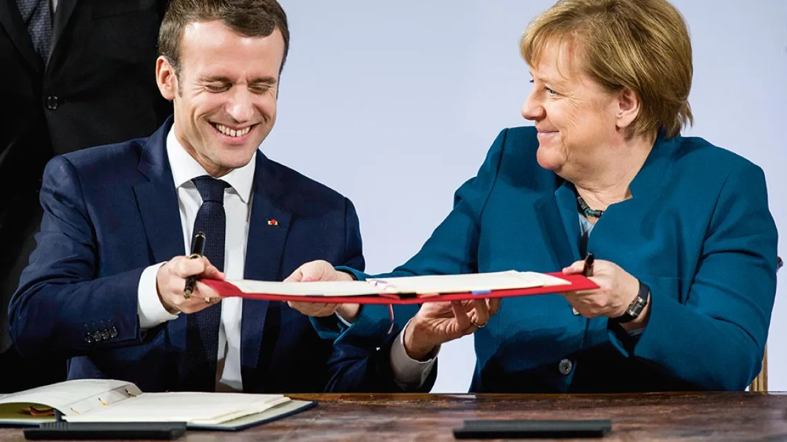 Prezydent Macron i kanclerz Merkel podpisują traktat, Akwizgran, 22 stycznia 2019 r. / FOT. MALTE OSSOWSKI / SVEN SIMON / AFP / EAST NEWS / 