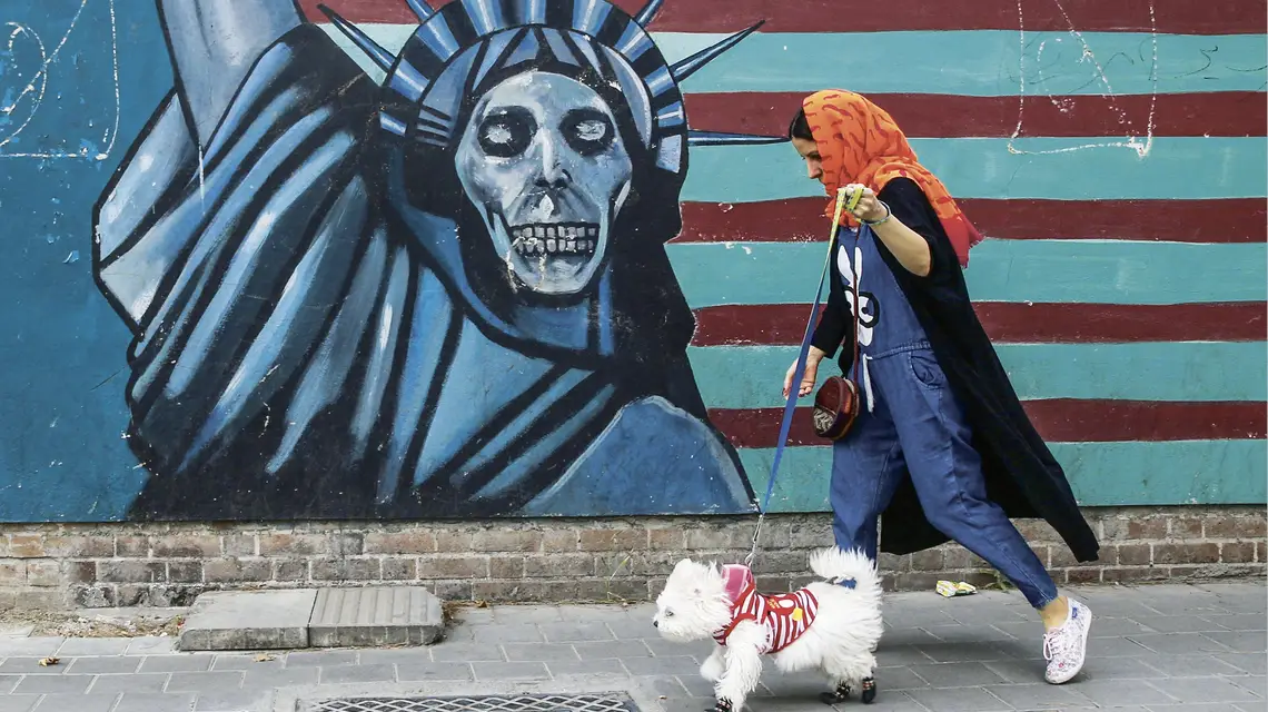 Mural na ścianie byłej ambasady amerykańskiej w Teheranie, 8 maja 2018 r. / VAHID SALEMI / AP / EAST NEWS / 