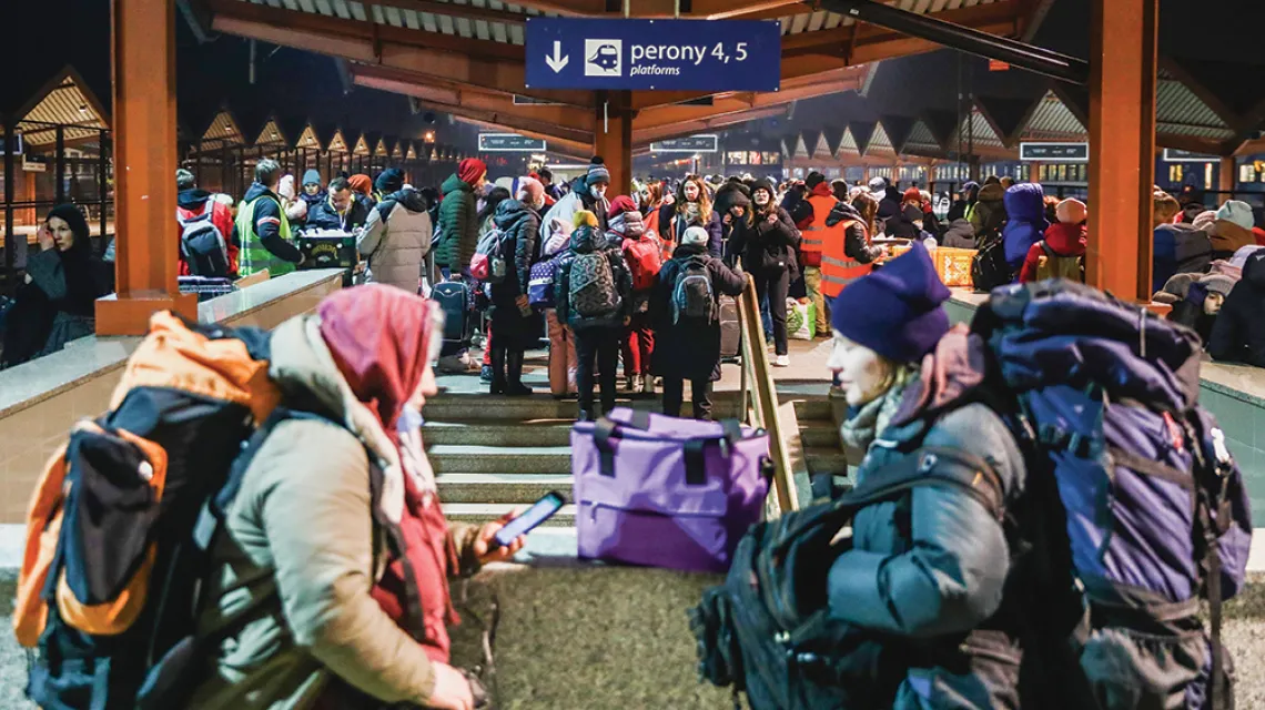 Tysiące uchodźców z Ukrainy przybywa na dworzec kolejowy w Przemyślu. 28 lutego 2022 r. fot: Beata Zawrzel / REPORTER / 