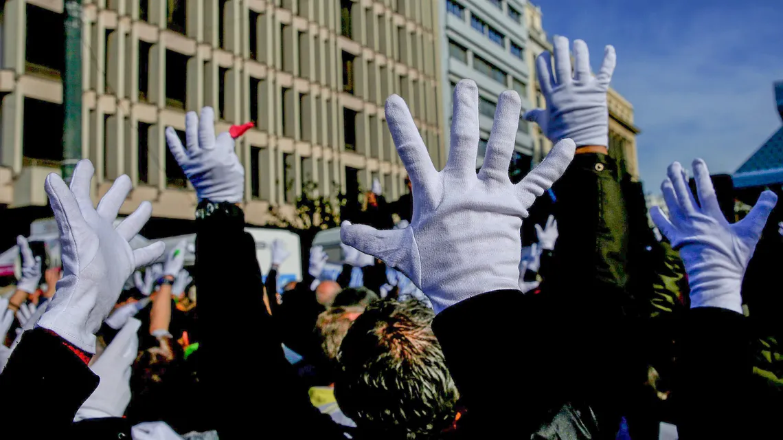 Głusi protestują w języku migowym podczas demonstracji osób niepełnosprawnych i ich rodzin w Atenach, grudzień 2016 r. Fot. ORESTIS PANAGIOTOU / EPA / PAP / 