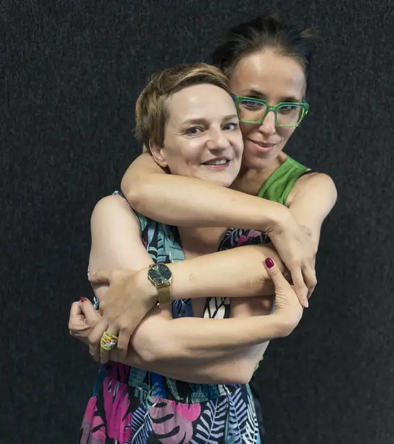 Natalia de Barbaro i Katarzyna Kubisiowska przed studiem Podkastu Powszechnego / fot. Grażyna Makara