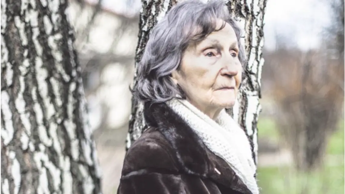 Zofia Posmysz na terenie obozu Auschwitz-Birkenau, 2015 r. / / Fot. Grażyna Makara