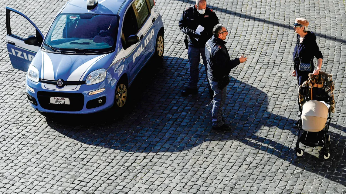 Kontrola policyjna mieszkańców na Piazza del Popolo w Rzymie, 2 kwietnia 2020 r. / FOT. FILIPPO MONTEFORTE / AFP / EAST NEWS  / 