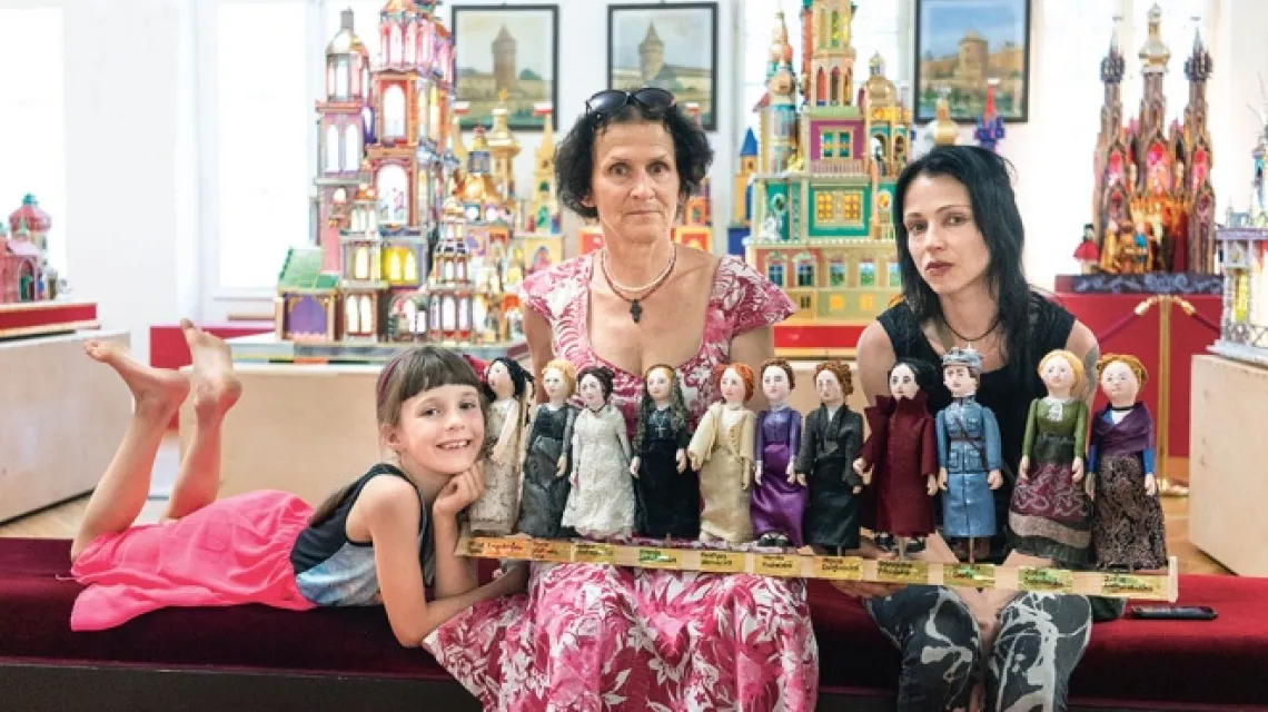 To mark the centenary of Polish independence in 2018, Anna (mother) and Rozalia (daughter) Malik created a nativity scene with female figures fighting for a free Poland /  / GRAŻYNA MAKARA