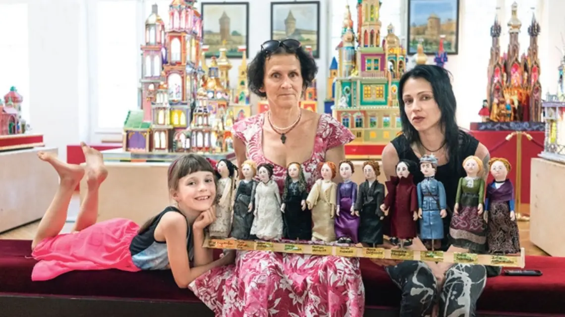 To mark the centenary of Polish independence in 2018, Anna (mother) and Rozalia (daughter) Malik created a nativity scene with female figures fighting for a free Poland / / GRAŻYNA MAKARA