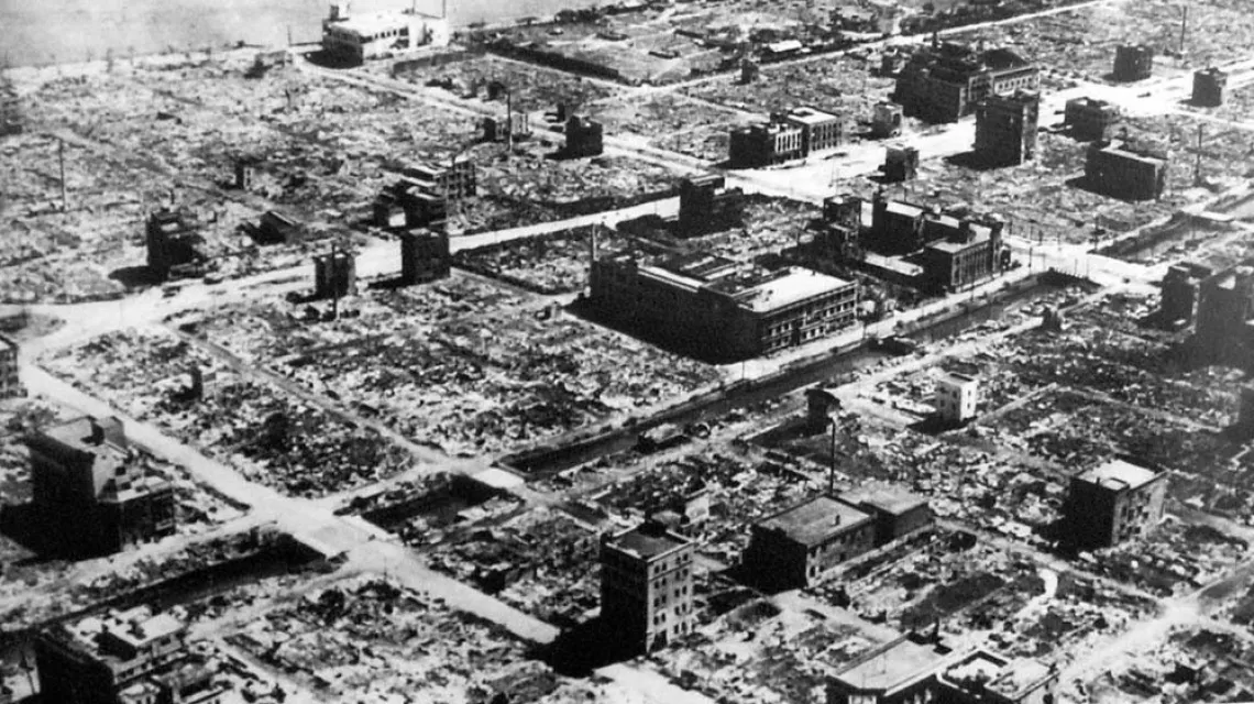Zniszczona dzielnica Tokio po amerykańskim nalocie dywanowym, po 10 marca 1945 r. / fot. domena publiczna