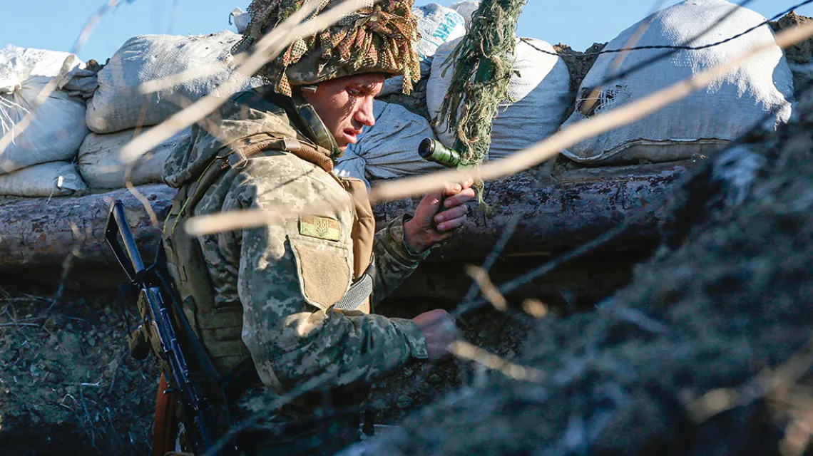 Żołnierz ukraiński na linii frontu w pobliżu miasta Awdijiwka, południowo-wschodnia Ukraina, 8 stycznia 2022 r.   / FOT. ANATOLII STEPANOV / AFP / EAST NEWS / 