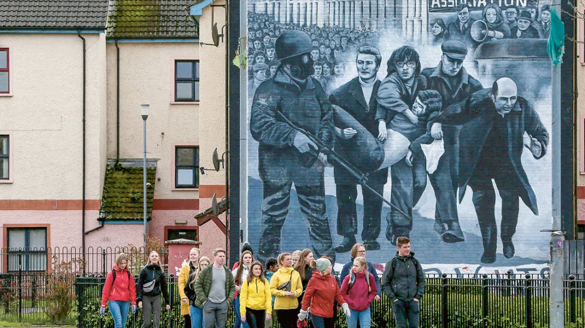 Mural ze sceną z „krwawej Niedzieli”. Londonderry,  Irlandia Północna, marzec 2019 r. / PAUL FAITH / AFP / EAST NEWS / 