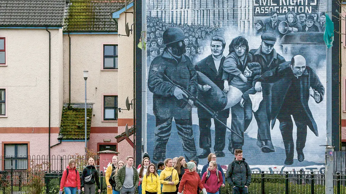 Mural ze sceną z „krwawej Niedzieli”. Londonderry, Irlandia Północna, marzec 2019 r. / PAUL FAITH / AFP / EAST NEWS / 