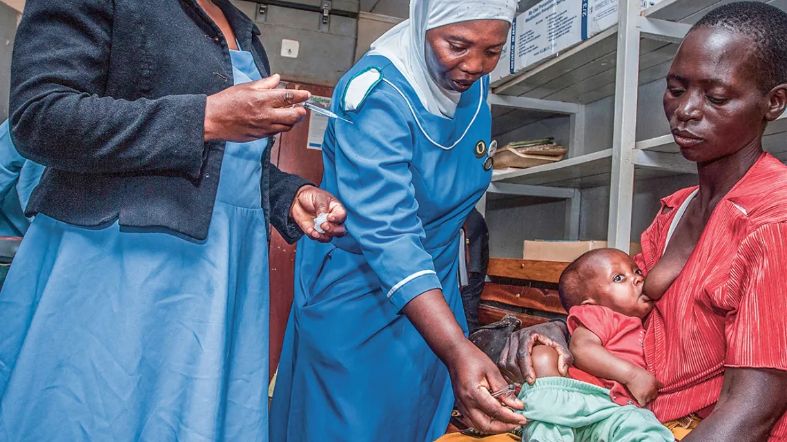 Pierwszy dzień szczepień 120 tys. dzieci przeciw malarii. Mitundu w Malawi, kwiecień 2019 r. / / AMOS GUMULIRA / AFP / EAST NEWS