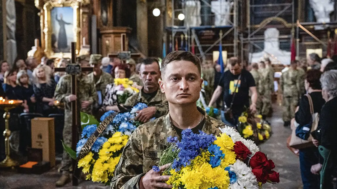 Pożegnanie trzech żołnierzy ze Lwowa, którzy zginęli na froncie. Greckokatolicki kościół garnizonowy świętych Piotra i Pawła, Lwów, 18 czerwca 2022 r. / SCOTT PETERSON / GETTY IMAGES