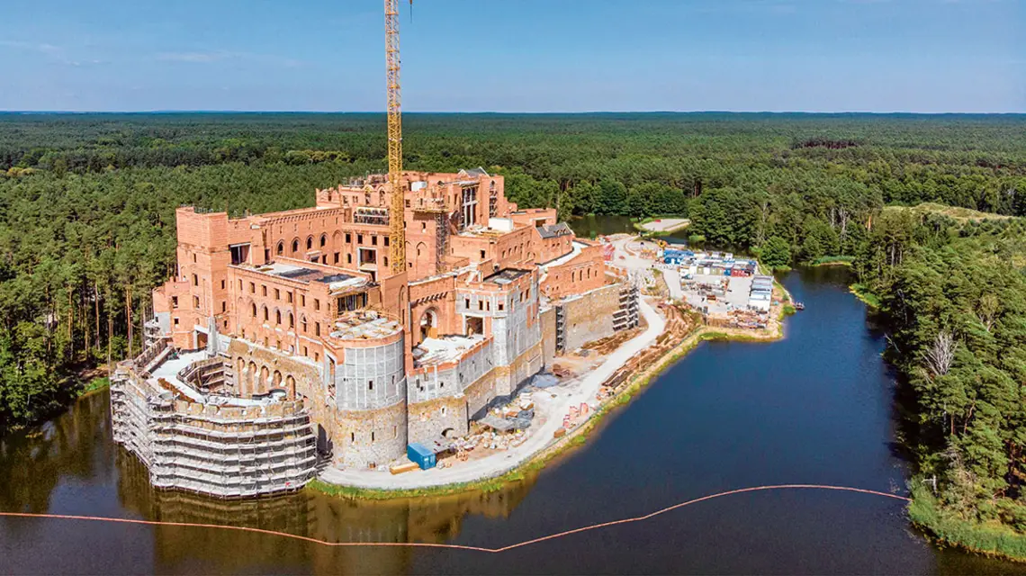 Stobnica między Obornikami a Wronkami: zamek na wyspie w Puszczy Noteckiej. Inwestorem planowanego tam hotelu jest spółka DJT. Zdjęcie z drona, lipiec 2018 r. / Fot. Łukasz Cynalewski / Agencja Gazeta / 