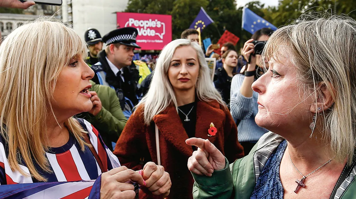 Zwolennicy i przeciwnicy brexitu przed gmachem brytyjskiego  parlamentu, Londyn, 19 października 2019 r. / Fot.  Henry Nicholls / Reuters / Forum / 