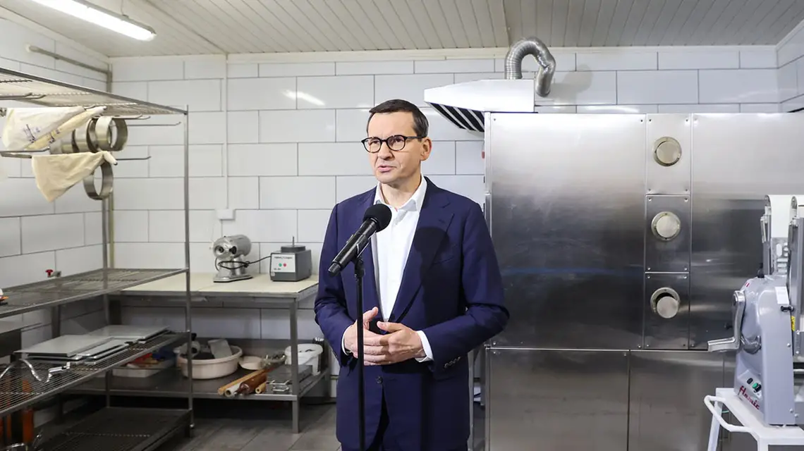 Mateusz Morawiecki z wizytą w firmie „Alania” zajmującej się wyrobami cukierniczo-piekarniczymi. Kuligów, 7 listopada 2022 r. / / PIOTR MOLECKI / EAST NEWS