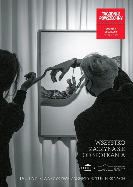 NA OKŁADCE: Otwarcie wystawy „Joanna Piotrowska. Zaduch”, w tle praca „Rękawice do trzymania zwierzą / MAGDA HUECKEL / ARCH. ZACHĘTY