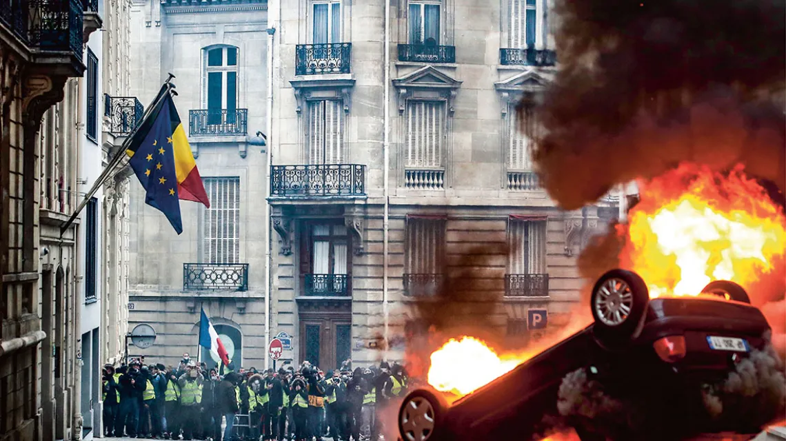 Protest „żółtych kamizelek” w Paryżu, 8 grudnia 2018 r./ / FOT. IAN LANGSDON / EPA / PAP
