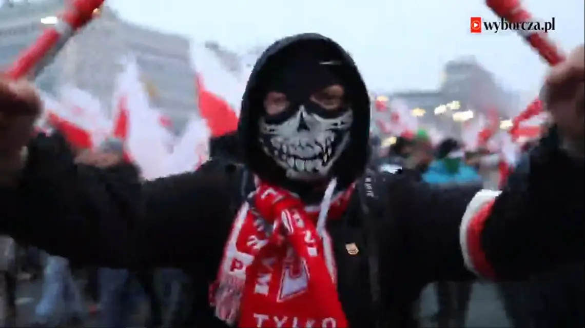 Uczestnik Marszu Niepodległości na nagraniu dziennikarki "Gazety Wyborczej", Warszawa 11 listopada 2018 r. / 