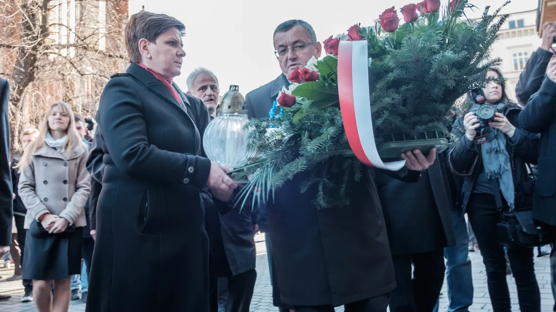 Desygnowana na premiera Beata Szydło przed konsulatem francuskim w Krakowie, 14 listopada 2015 r. / / fot. Kamila Zarembska